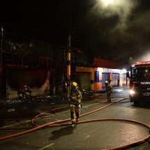 Incêndio de grande proporção destruiu oficina e causou nuvem de fumaça em avenida de BH -  (crédito: Leandro Couri/EM/DA. Press)