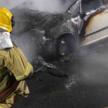 Sete Lagoas (MG): carro é destruído por incêndio em avenida da cidade - CBMMG