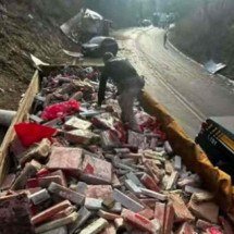 Carretas batem e carga de maconha fica esparramada em rodovia de Minas - Divulgação/PRF