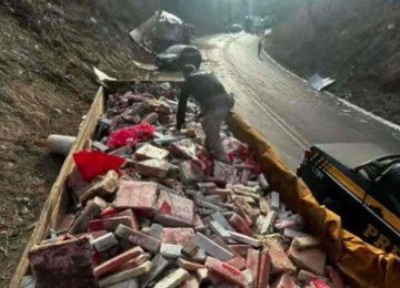 Carga de maconha escondida em carreta é recolhida pela PRF na BR-251 depois de acidente, em Fruta de Leite, no Norte de Minas Gerais -  (crédito: Divulgação/PRF)