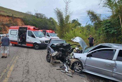 Uma das cinco vítimas ficou presa no interior de um dos veículos e precisou ser resgatada pelos bombeiros  -  (crédito: CBMMG/Divulgação )