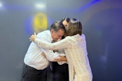 Michelle Bolsonaro parabeniza filha por seus 15 anos, mas reclama que a celebração não é a que eles queriam, por "uma injustiça", segundo ela, manter Bolsonaro em prisão domiciliar -  (crédito: Reprodução/Instagram)