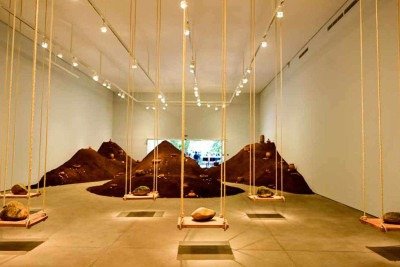  Entre as 15 obras da mostra, a "Aqu'omanik paruwi juyu' (Cura sobre as montanhas)" aproxima as paisagens de Comalapa e Brumadinho -  (crédito:  Leandro Couri/EM/D.A Press)