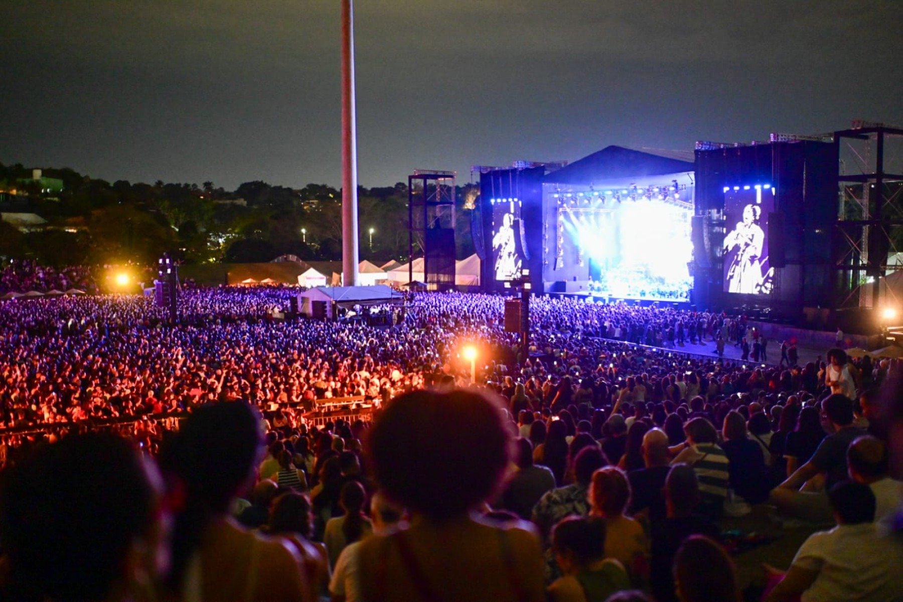 Multidão acompanhou show da artista no Parque Ecológico da Pampulha, em BH