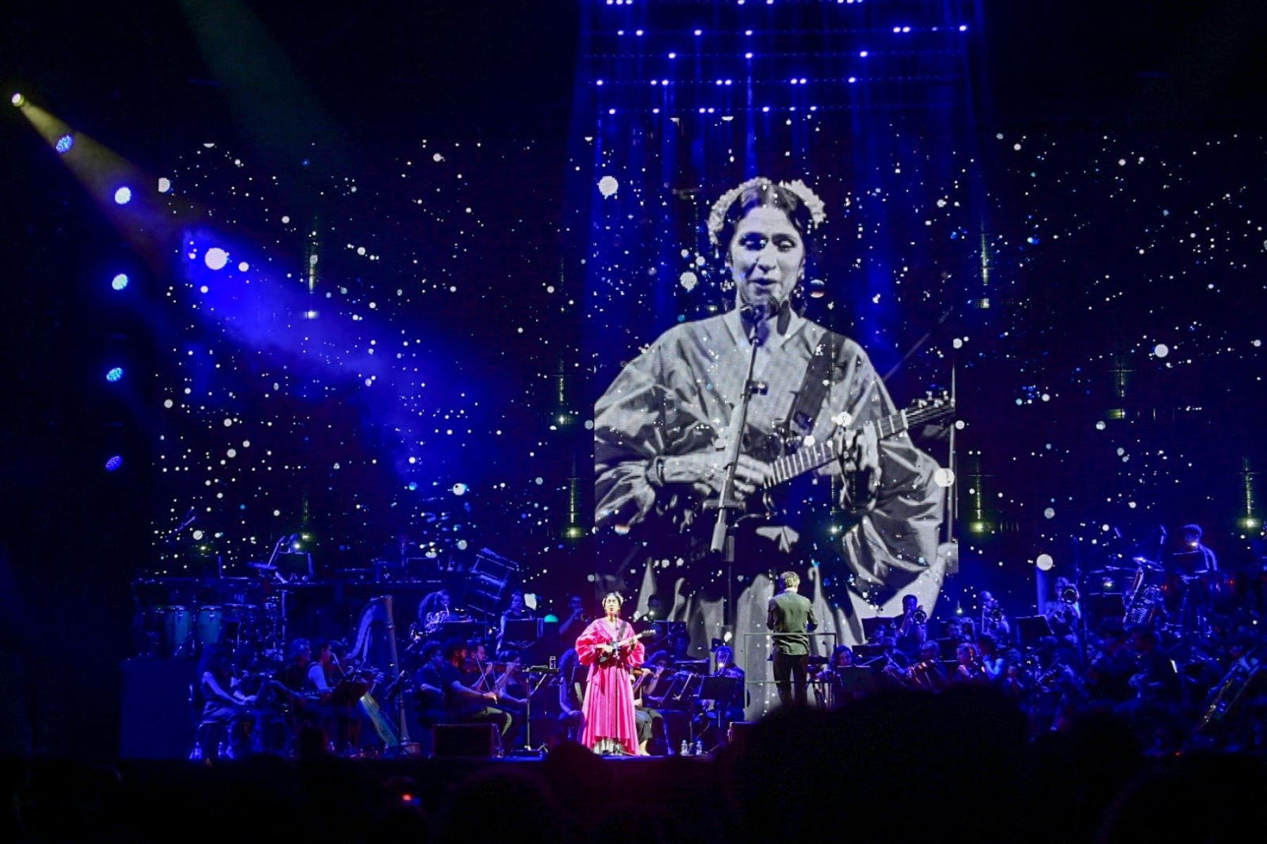 A cantora foi acompanhada por orquestra sinfônica com 55 músicos, sob a regência do maestro André Bachur. 