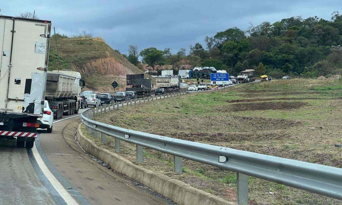 Acidente na altura do km 424, em Caeté (MG), na Grande BH, trava trânsito no sentido Vitória (ES)-Edésio Ferreira/EM/DA Press