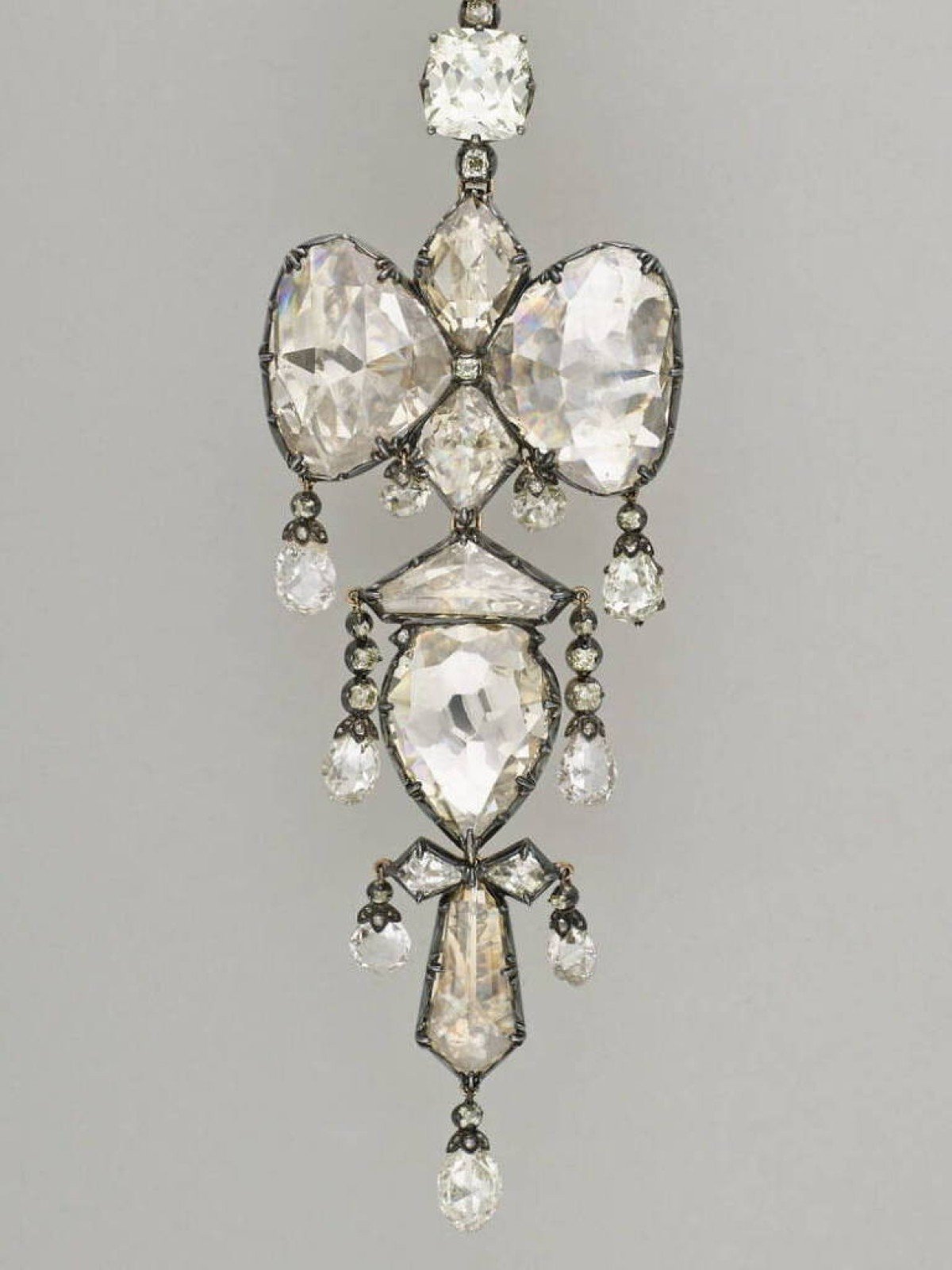 Parte central e inferior do broche de diamantes roubado no assalto 