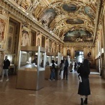 Brasileira filma estrondos em salão no Louvre alvo de assalto