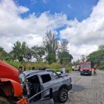 Grave acidente entre caminhonete e caminhão deixa dois mortos em Minas   - CBMMG/Divulgação 