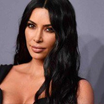 Kim Kardashian surge irreconhecível em evento de gala - AFP 