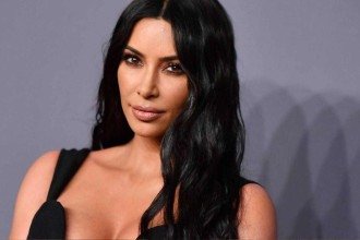 Kim Kardashian surge irreconhecível em evento de gala