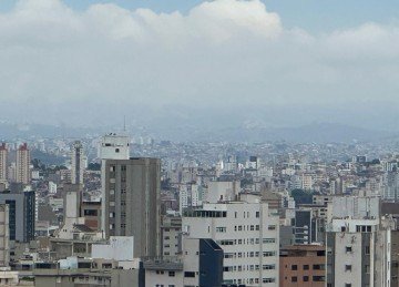 Temperaturas em BH devem despencar na semana, ao fundo a chegada de nuvens que trazem alerta de chuvas para quase todo estado -  (crédito: Mateus Parreiras/EM/D.A.Press)