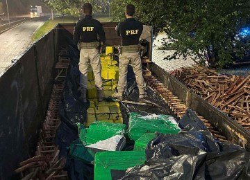 Agentes da Polícia Rodoviária Federal (PRF) removeram dezenas de banquinhos de madeira para encontrar 5,4 toneladas de maconha na carreta -  (crédito: PRF/Divulgação)