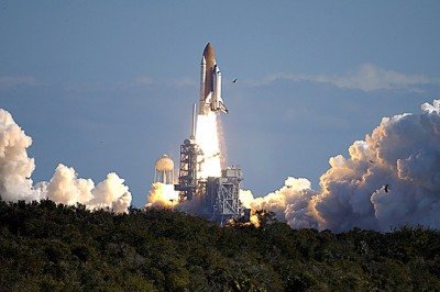Um dos momentos mais dramáticos da história foi a explosão do ônibus espacial Columbia. Em 16 de janeiro de 2003, a nave decolou para a missão derradeira.  -  (crédito: NASA Domínio público )