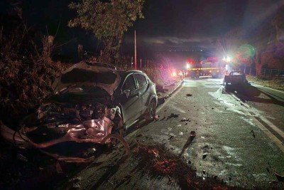 Carros colidem e um deles pega fogo com duas pessoas que conseguem escapar. Ao todo três feridos em acidente na Rodovia do Calçado -  (crédito: CBMMG)