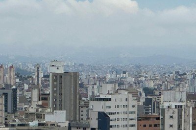 Temperaturas em BH devem despencar na semana, ao fundo a chegada de nuvens que trazem alerta de chuvas para quase todo estado -  (crédito: Mateus Parreiras/EM/D.A.Press)
