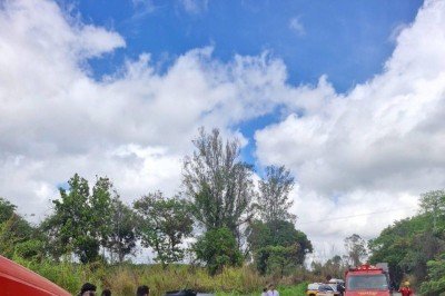 Os ocupantes da caminhonete morreram com o impacto da batida e seus corpos ficaram presos às ferragens  -  (crédito: CBMMG/Divulgação )