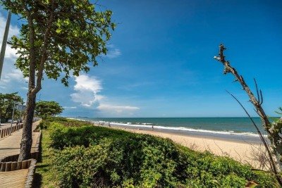 Balneário Piçarras, em Santa Catarina, acaba de conquistar um marco inédito no turismo brasileiro: é a única cidade com 100% da orla certificada com o Selo Bandeira Azul, o mais prestigiado reconhecimento ambiental para praias no mundo. -  (crédito: reprodução/ facebook/ balneario piçarras turismo)