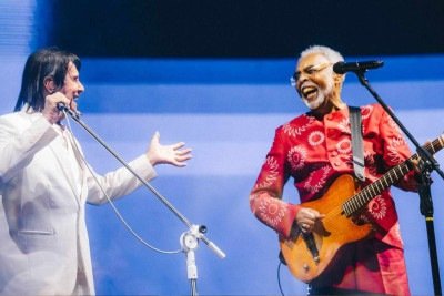 Roberto Carlos fez participação especial no show de Gilberto Gil, em São Paulo -  (crédito: @peidiabr / 30e)