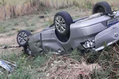 Automóvel capotou várias vezes na MG-190, em Monte Carmelo, deixando dois mortos. Testemunhas afirmam que estava em alta velocidade -  (crédito: CBMMG)