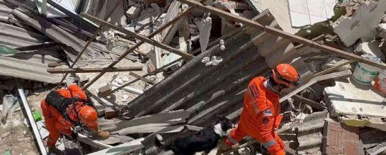 Bombeiros buscam vítimas entre os escombros: cenário de devastação -  (crédito: SDS/Divulgação)