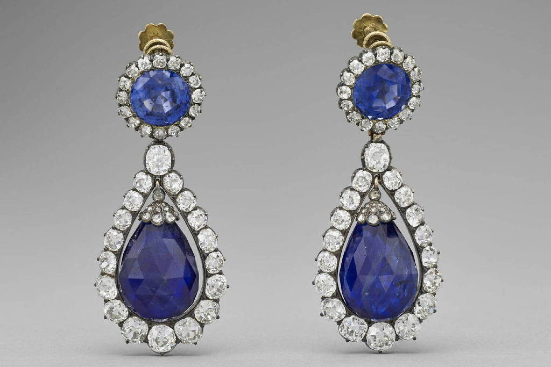 Par de brincos foi roubado junto com tiara e colar 