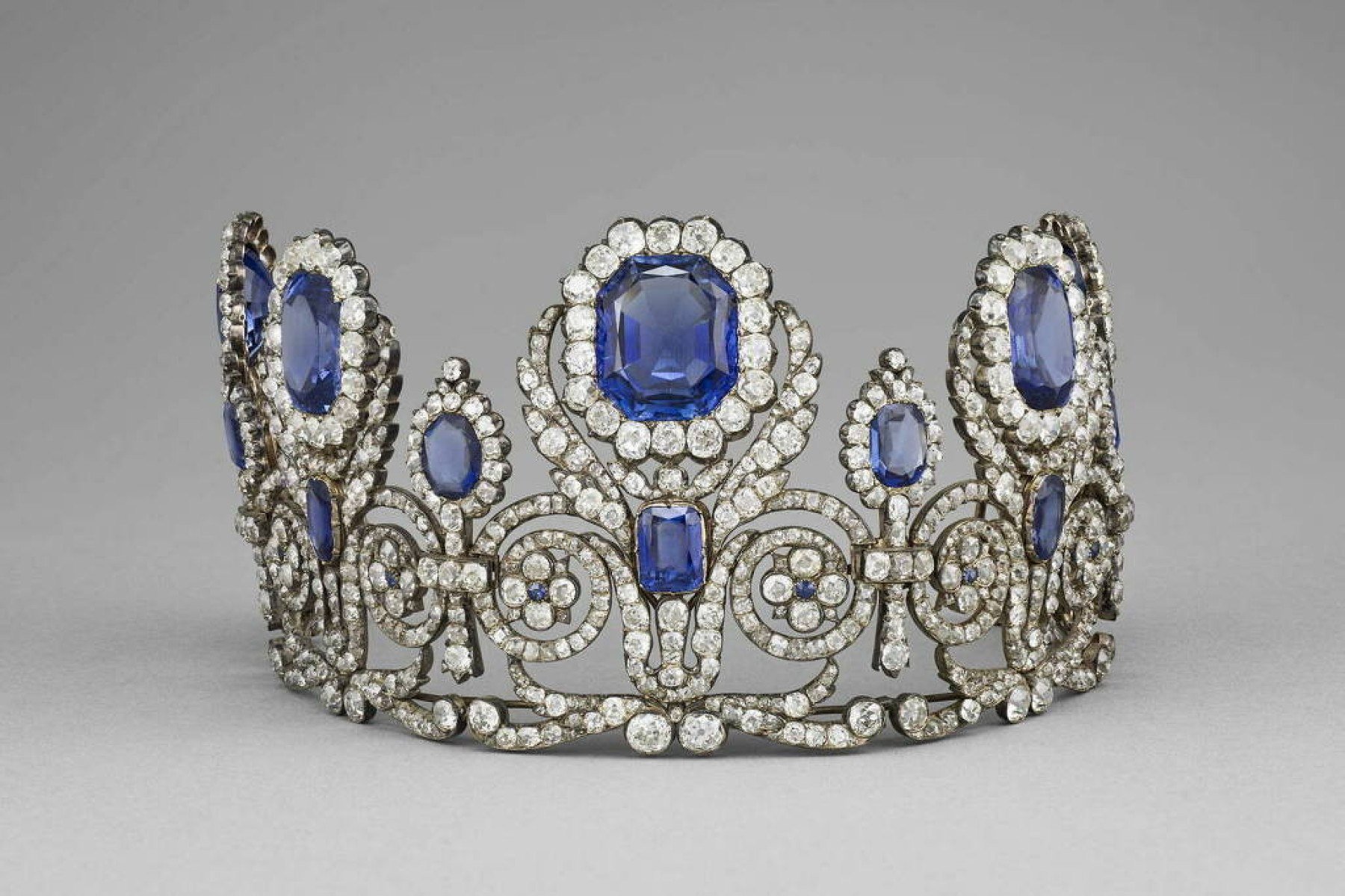 TIara de safiras faz parte de conjunto que inclui colar e brincos