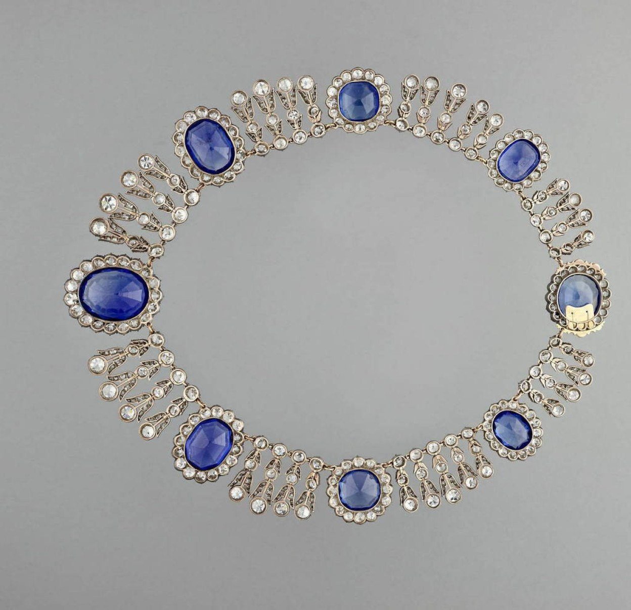 Colar de safiras roubado neste domingo 