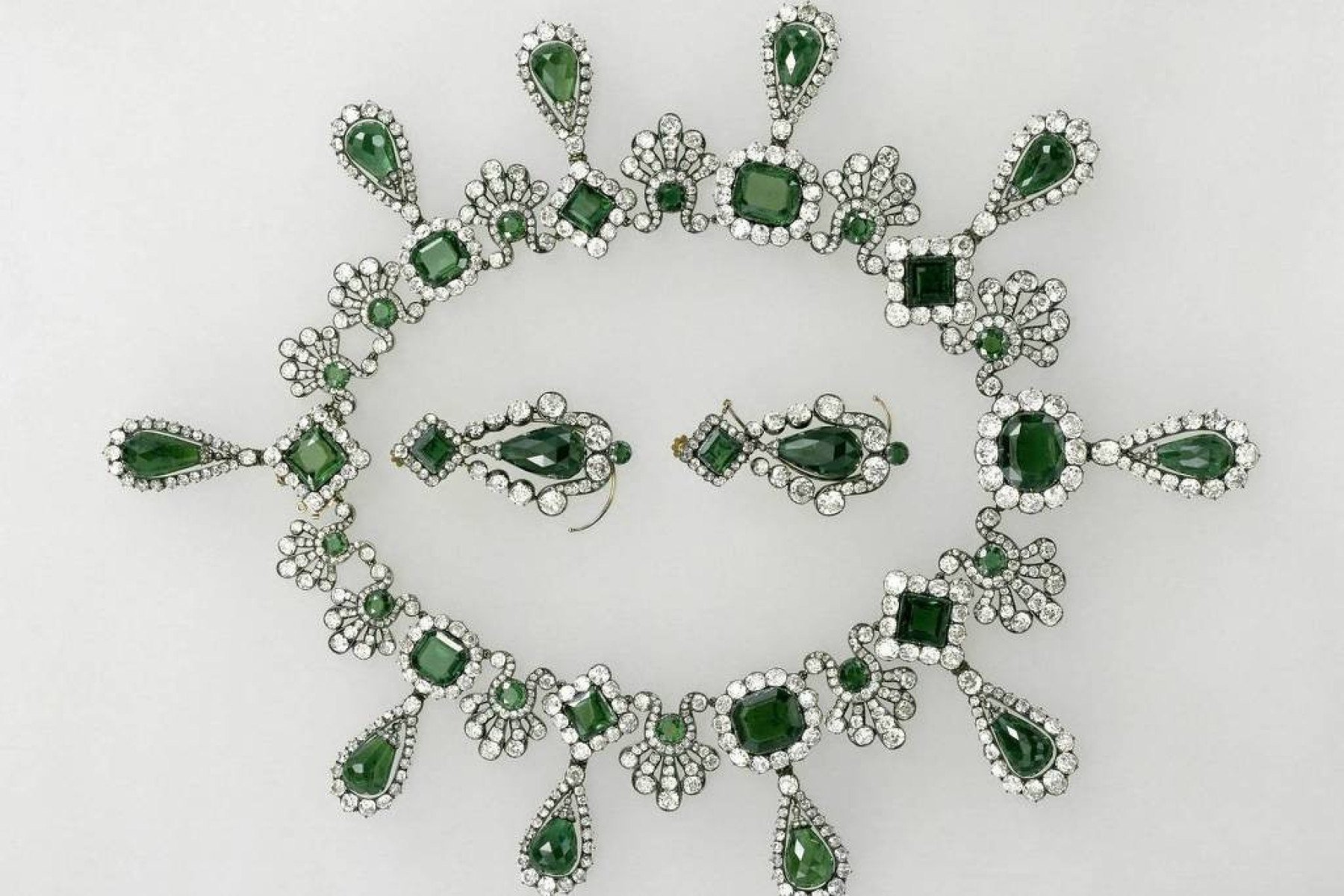 Colar e brincos de esmeraldas roubados do Louvre neste domingo (19)