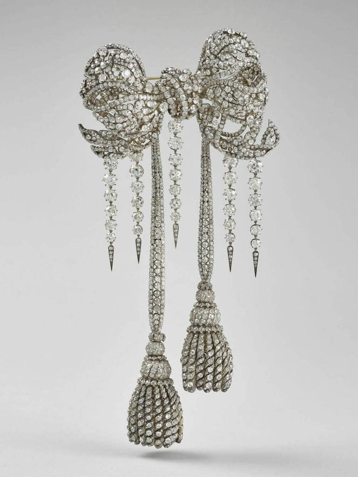 Broche fez parte de cinto com mais de 4.000 pedras 