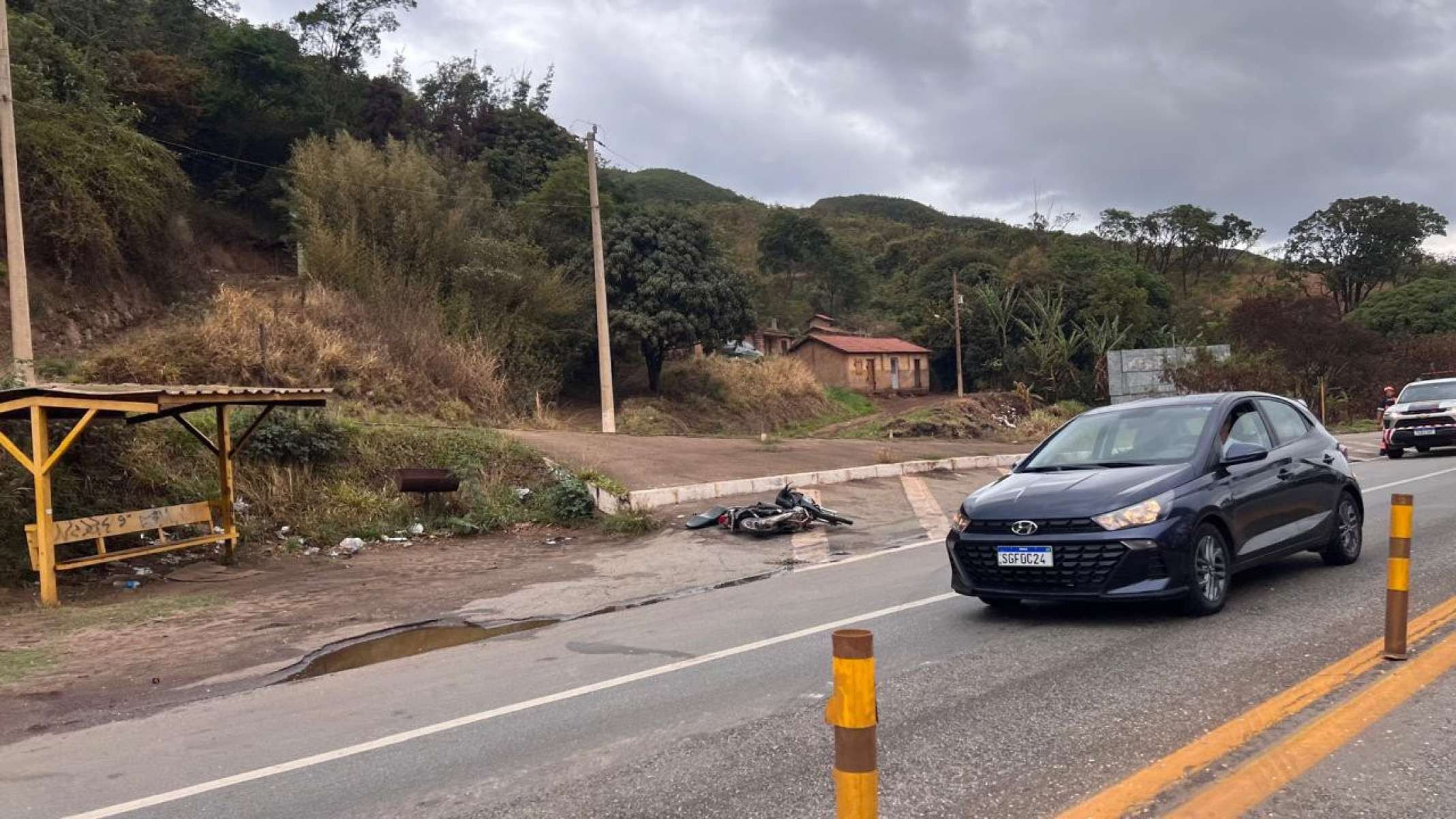 Moto envolvida no acidente foi retirada da pista para a passagem dos veículos-Edésio Ferreira/EM/DA Press