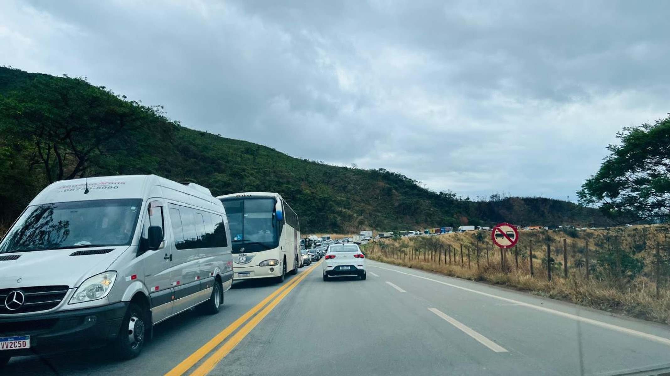 Acidente na altura do km 424, em Caeté (MG), na Grande BH, trava trânsito no sentido Vitória (ES)-Edésio Ferreira/EM/DA Press