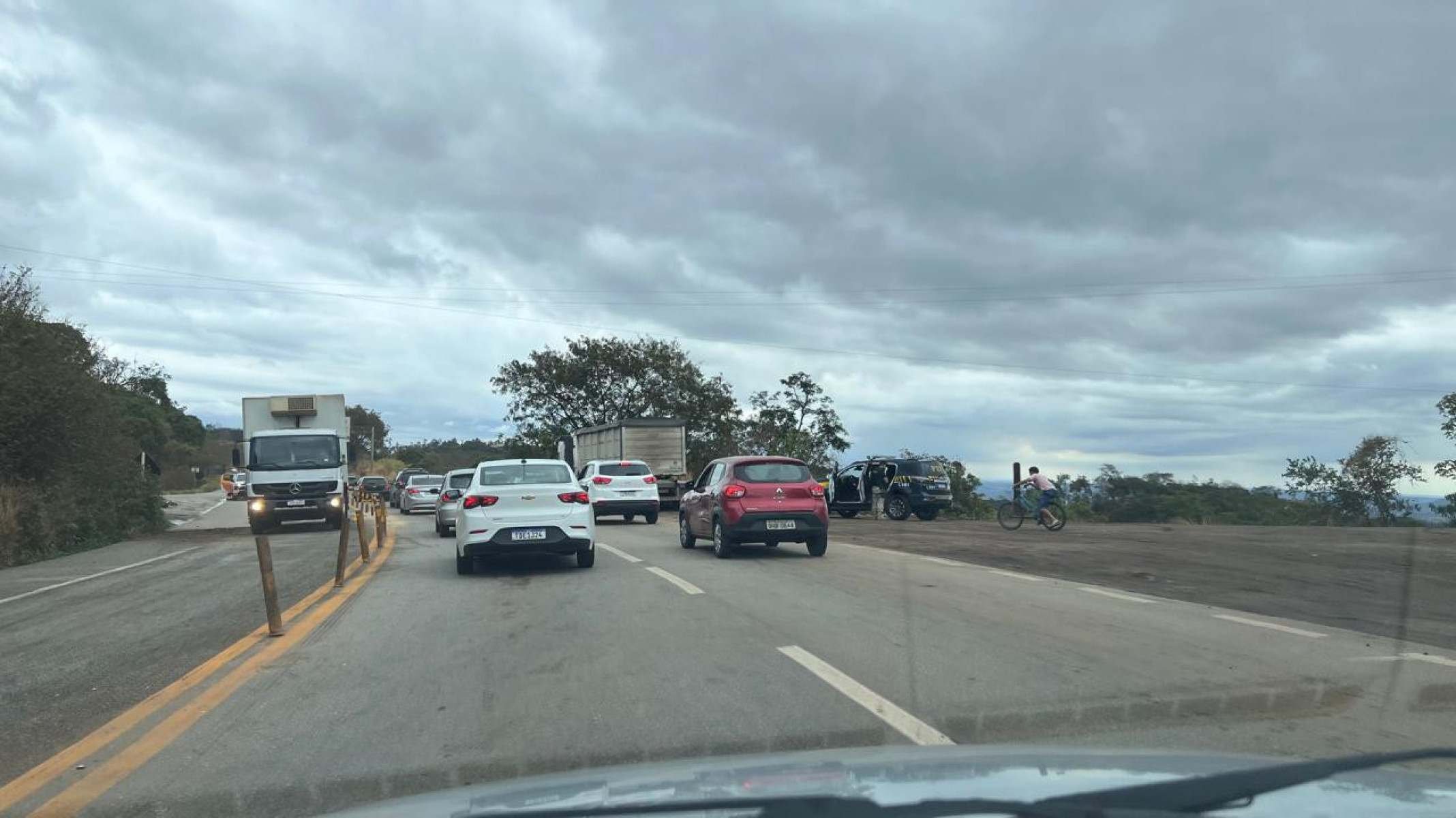 Acidente na altura do km 424, em Caeté (MG), na Grande BH, trava trânsito no sentido Vitória (ES)-Edésio Ferreira/EM/DA Press