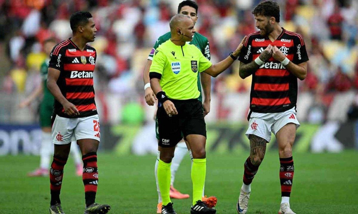 O árbitro Wilton Pereira Sampaio (GO) teve decisões contestadas durante o jogo entre Flamengo e Palmeiras, pela 29ª rodada do Campeonato Brasileiro -  (crédito: Mauro PIMENTEL / AFP)