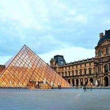 Coroa com mais de 1,3 mil diamantes é encontrada na rua após roubo no Louvre, em Paris - Pedro Szekely/Wikimédia Commons