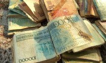 Alegria efêmera: Irmãos acham ‘fortuna’ na mala do pai, mas dinheiro não vale mais nada - Reprodução TV  Anhanguera