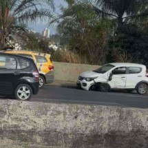 Carro abandonado em importante avenida de BH complica trânsito - Quéren Hapuque/EM/DA Press