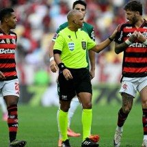 A palhaçada que é a arbitragem no futebol brasileiro - Mauro PIMENTEL / AFP