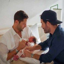 Pedro Andrade aborda a paternidade gay na série que estreia hoje na HBO - HBO/divulgação