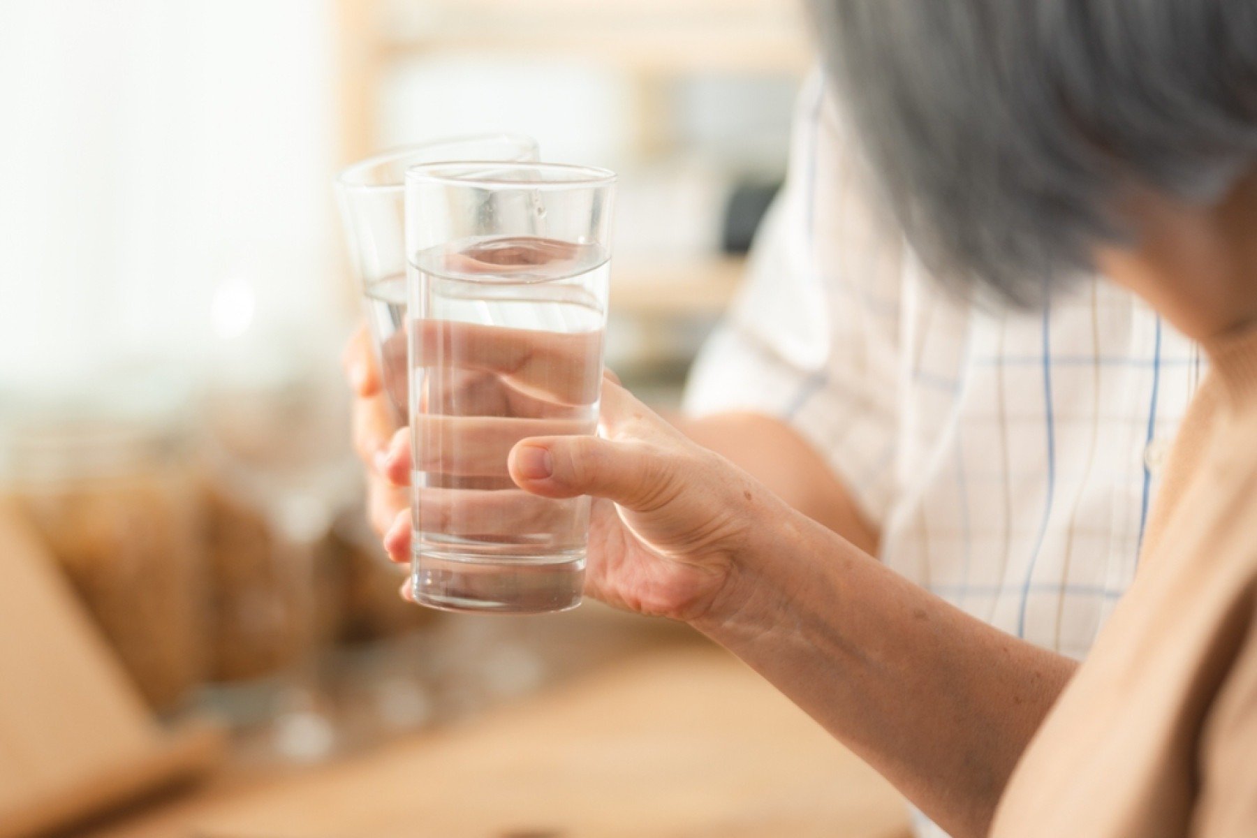 Especialista alerta sobre riscos de desidratação em idosos -  Shutterstock