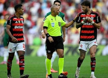 O árbitro Wilton Pereira Sampaio (GO) teve decisões contestadas durante o jogo entre Flamengo e Palmeiras, pela 29ª rodada do Campeonato Brasileiro -  (crédito: Mauro PIMENTEL / AFP)