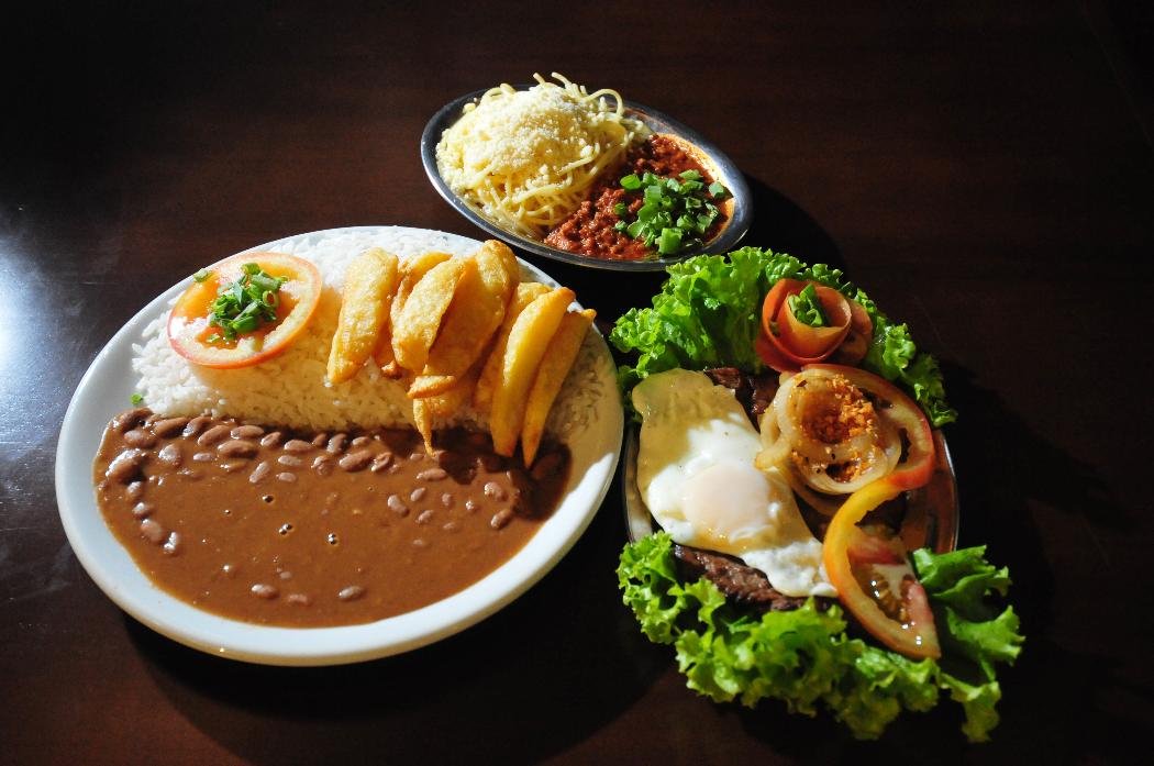 Rochedao do Bolão tem uma legião de fãs: arroz, feijao, salada, ovo, bife, fritas e espaguete  -  (crédito: Alexandre Guzanshe/EM)
