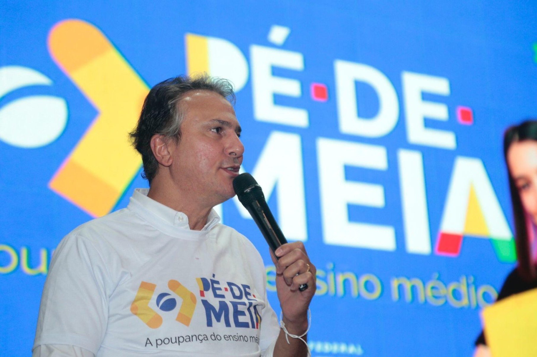 Camilo Santana nega que Pé-de-Meia seja eleitoreiro e quer expansão em 2026: 'Reduzimos à metade abandono escolar'