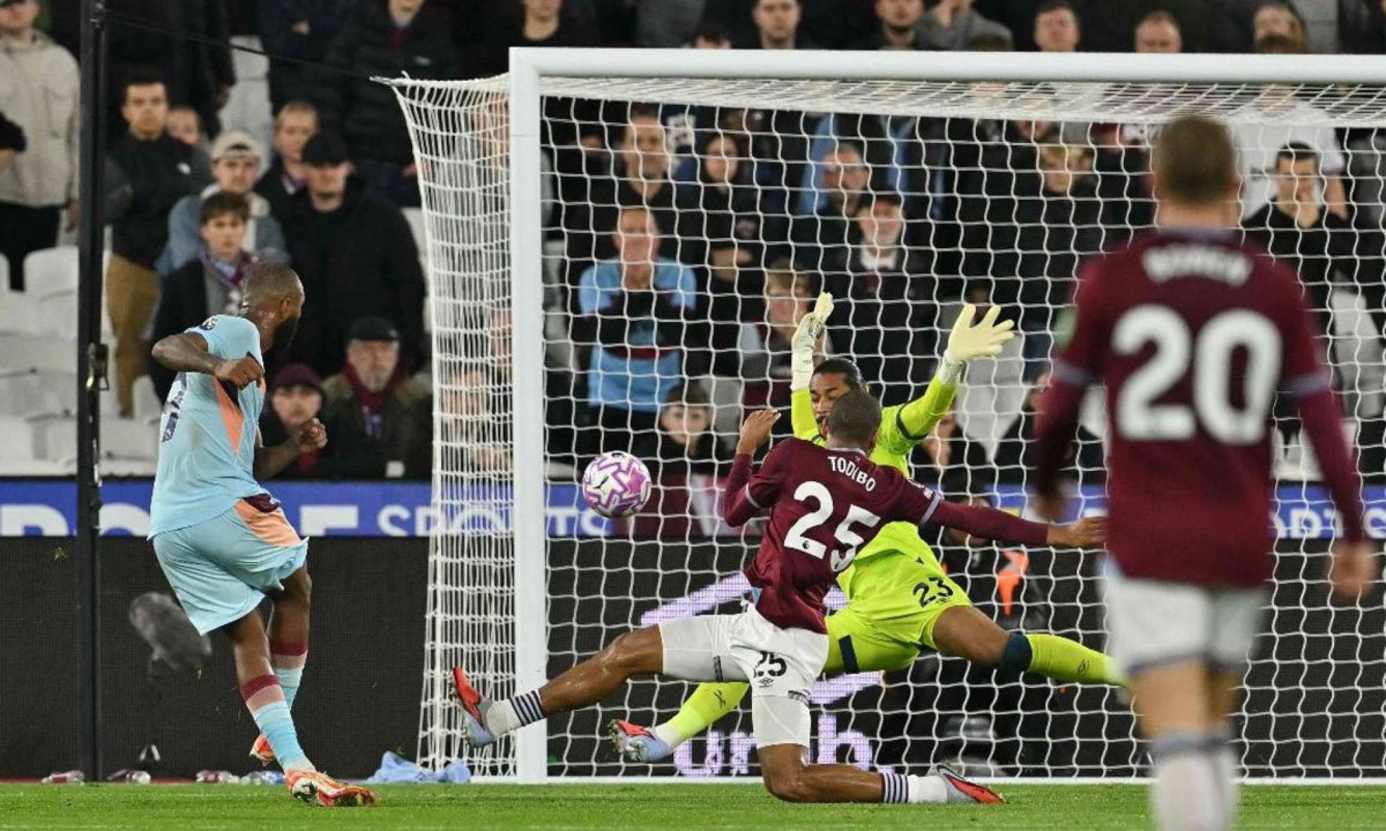 Ex-atacante do Cruzeiro é o 3º maior goleador da Premier League