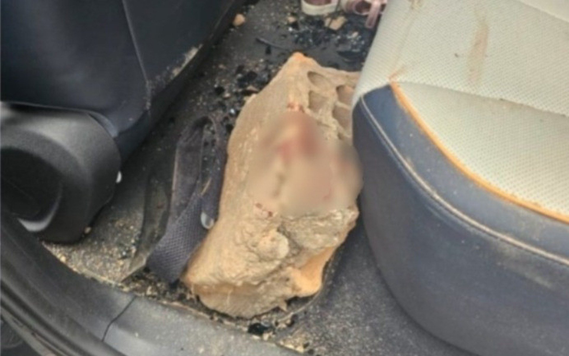 O tijolo atingiu o carro da vítima através do teto solar na saída do túnel da Lagoinha, na Região Noroeste de BH, no sentido Venda Nova