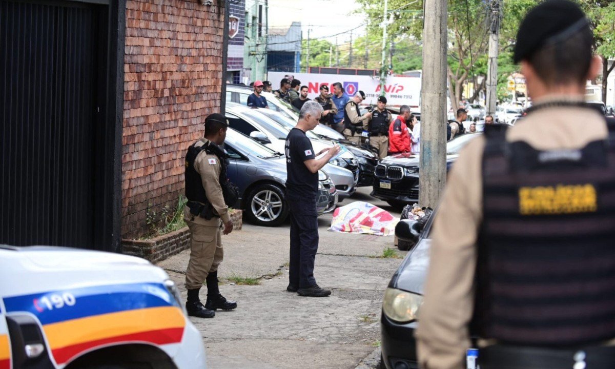 Corpo de policial militar em concessionária