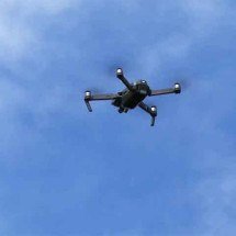 Invasão de privacidade: Moradora dá de cara com drone voando dentro de casa -  Reprodução de vídeo  Globo