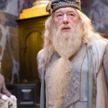 Michael Gambon faria 85 anos em 2025. Veja os atores de ‘Harry Potter’ que já morreram - divulgação