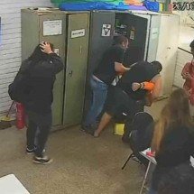 Pai agride professor dentro de escola pública