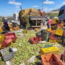 Carreta carregada de banana tomba e interdita trecho da Via Expressa - Jair Amaral/EM/D.A.Press